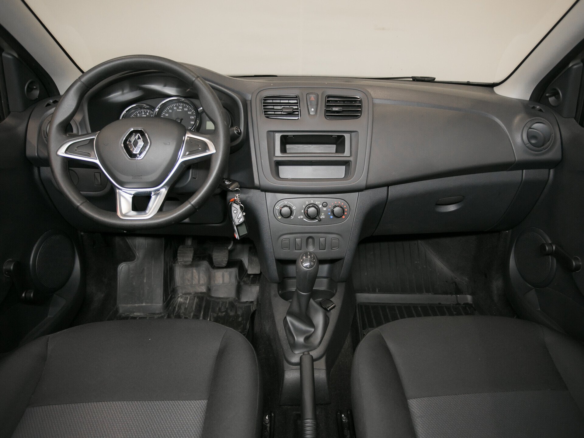Renault Logan, II Рестайлинг 1.6 MT (82 л.с.)
