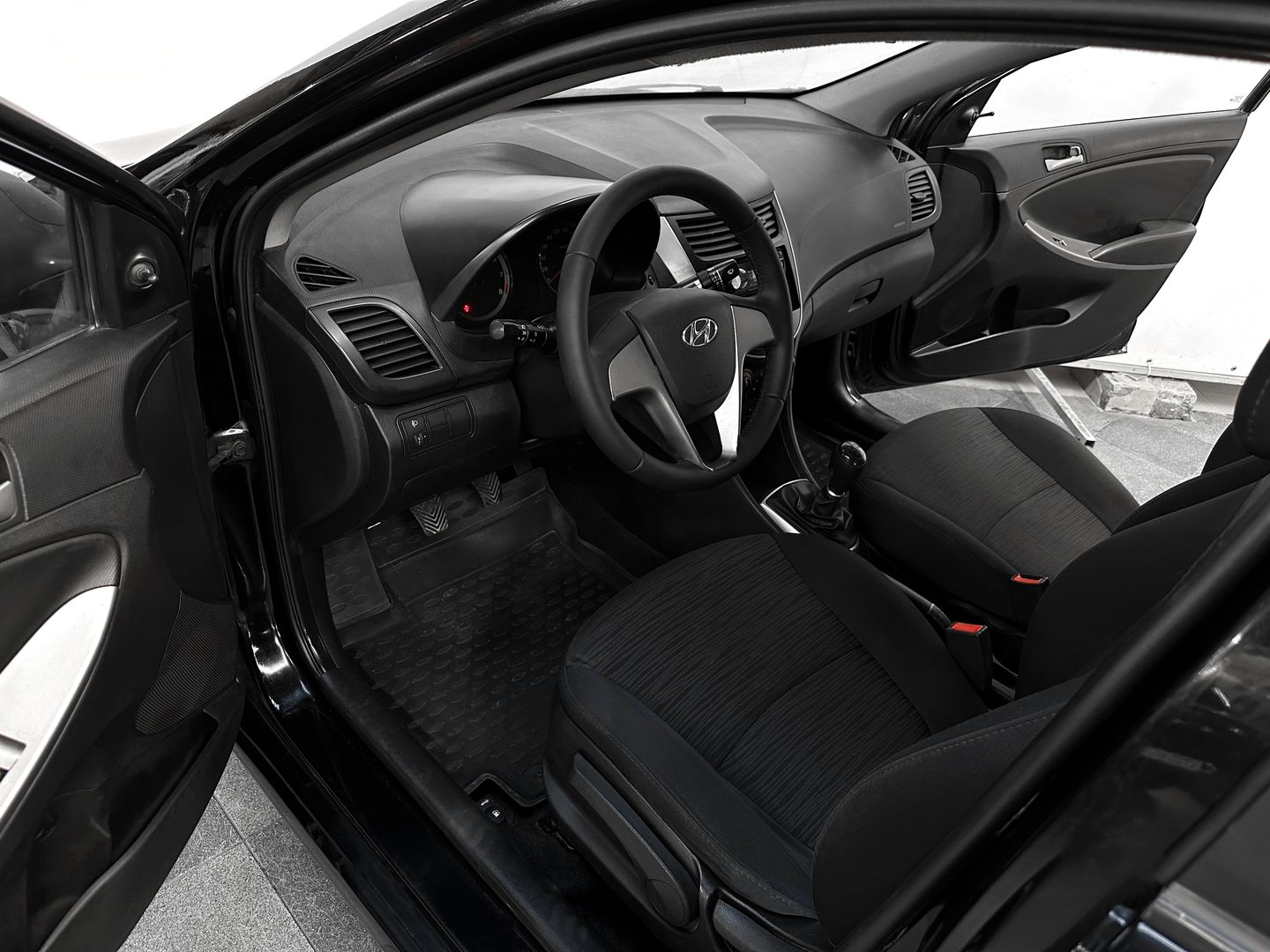 Hyundai Solaris, I Рестайлинг 1.4 MT (107 л.с.)