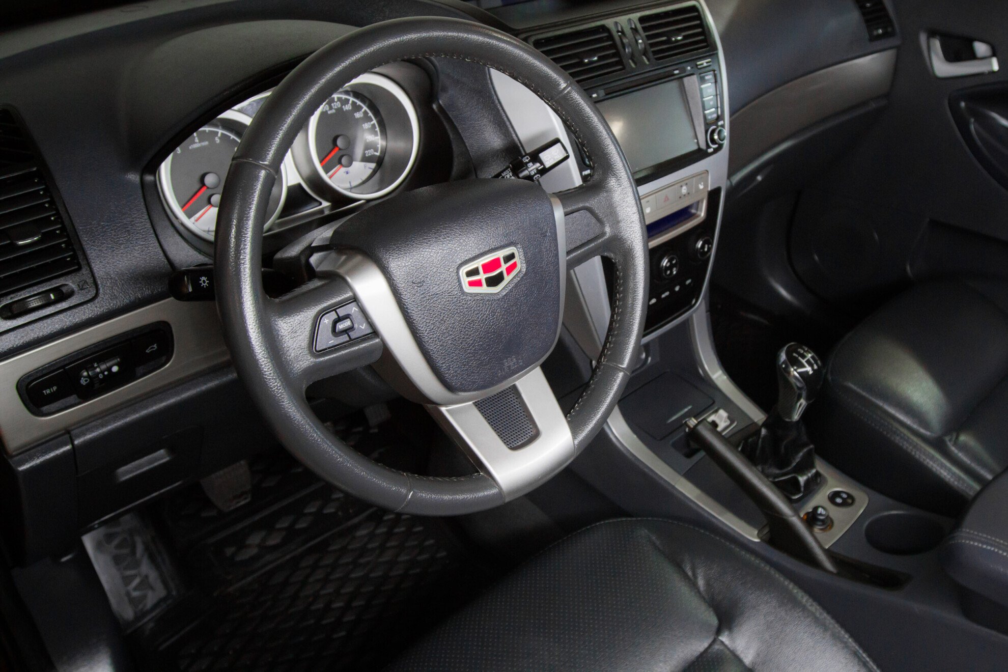 Geely Emgrand X7, I 2.0 MT (139 л.с.)