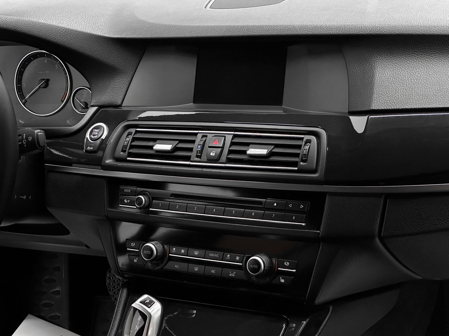 BMW 5 серии, VI (F10/F11/F07) 528i 2.0 AT (245 л.с.)