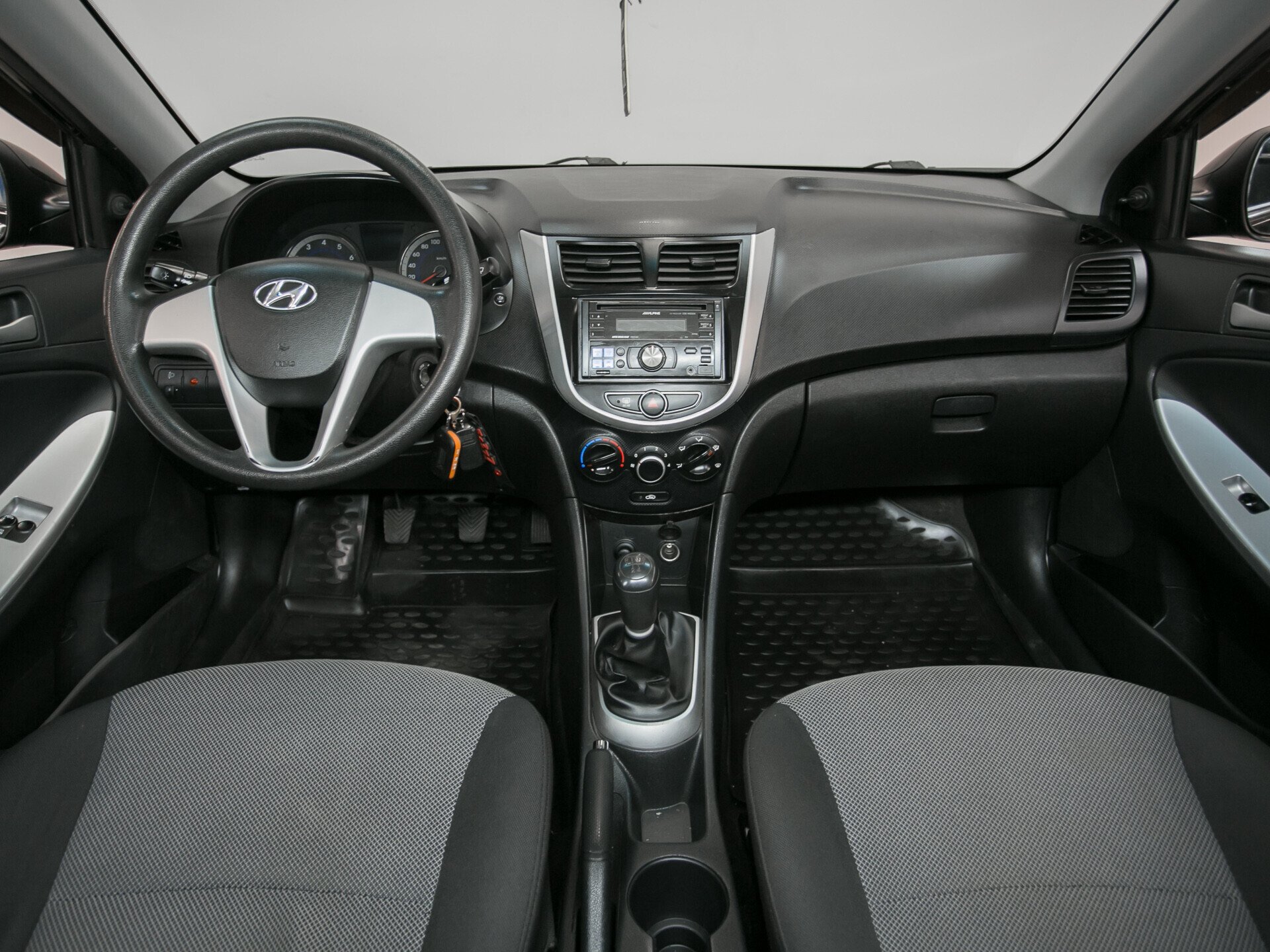 Hyundai Solaris, I 1.4 MT (107 л.с.)