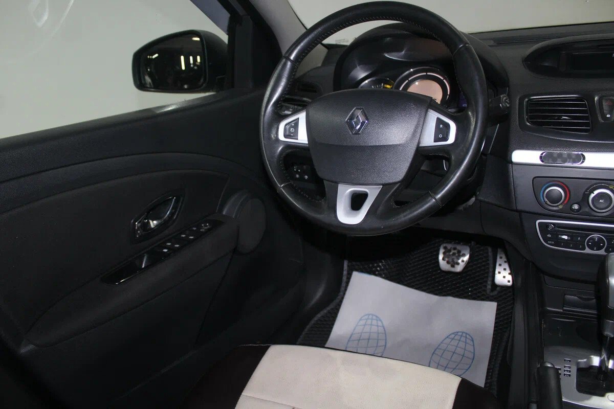 Renault Megane, III Рестайлинг 2.0 CVT (143 л.с.)