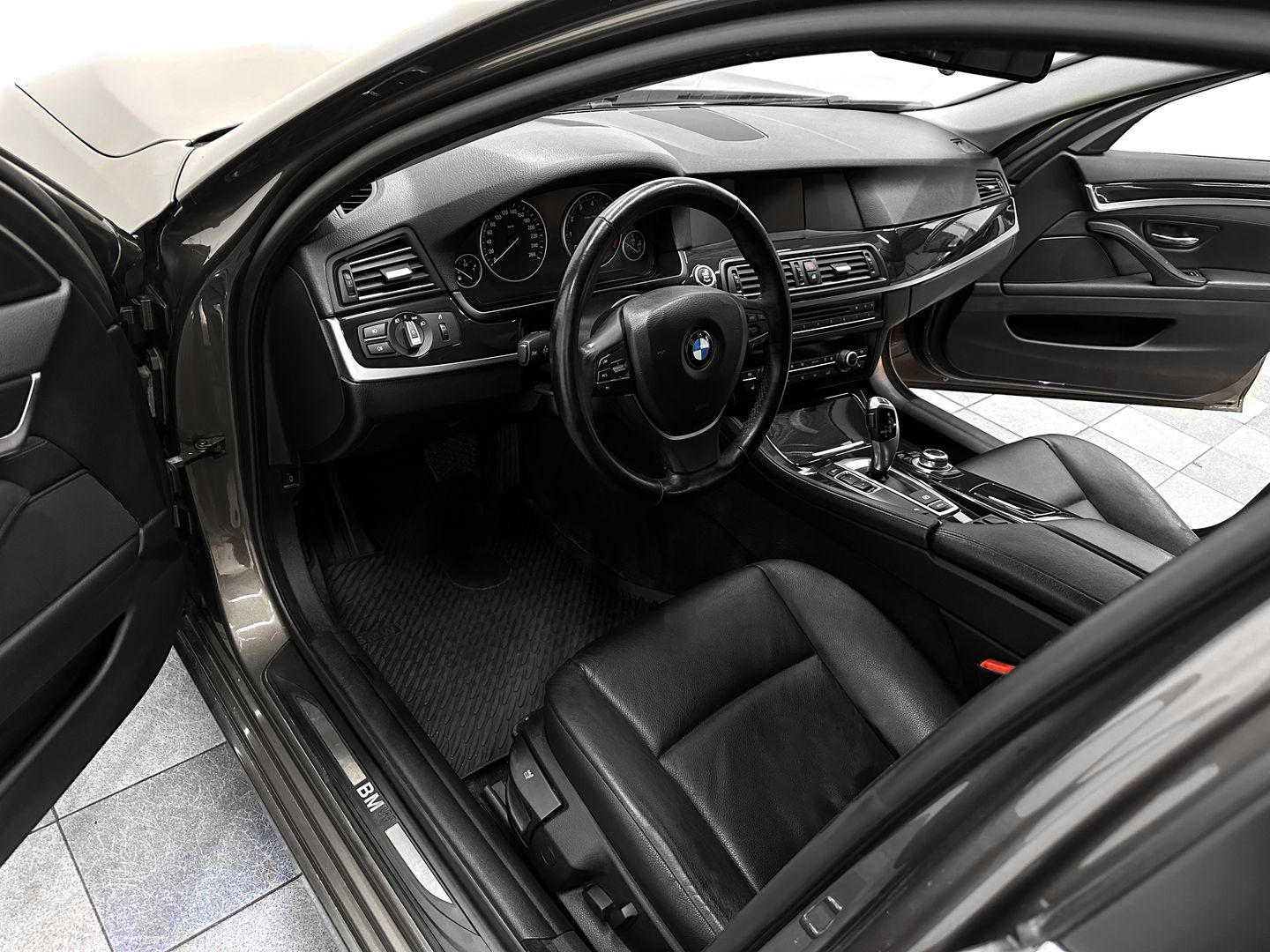 BMW 5 серии, VI (F10/F11/F07) 520i 2.0 AT (184 л.с.)