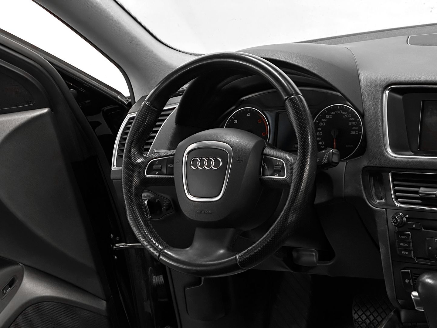 Audi Q5, I (8R) 2.0d AMT (170 л.с.) 4WD