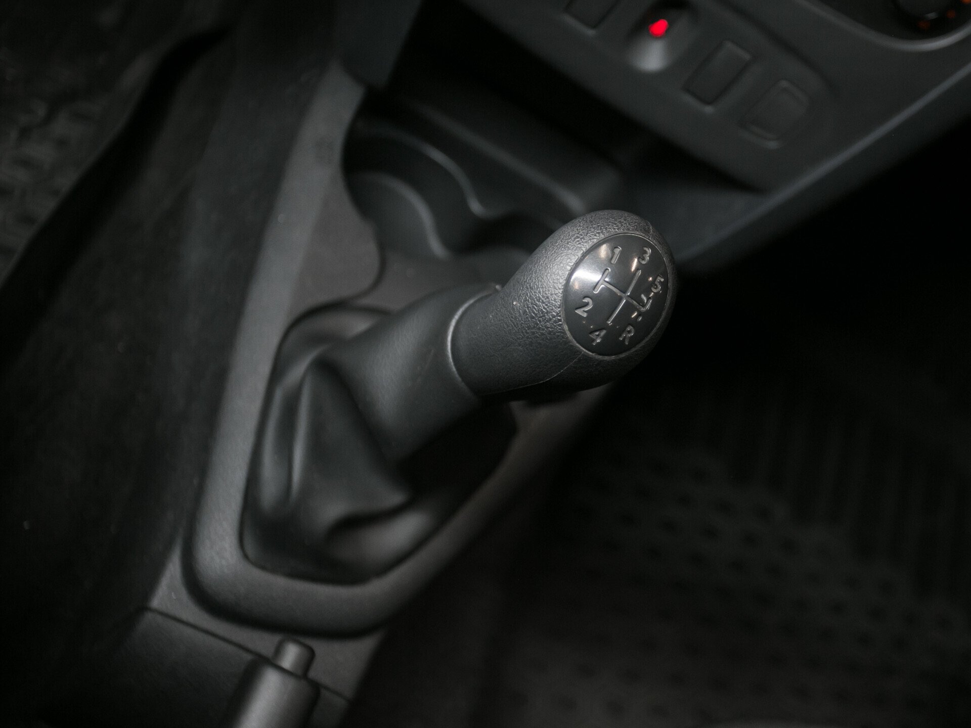 Renault Logan, II Рестайлинг 1.6 MT (82 л.с.)