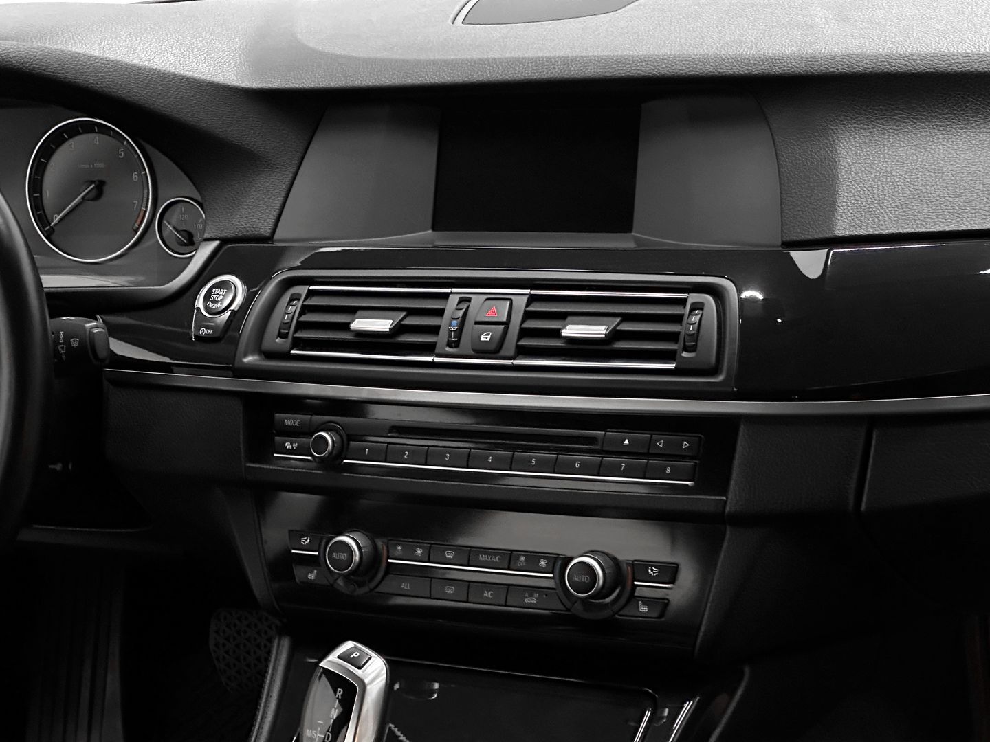 BMW 5 серии, VI (F10/F11/F07) 520i 2.0 AT (184 л.с.)