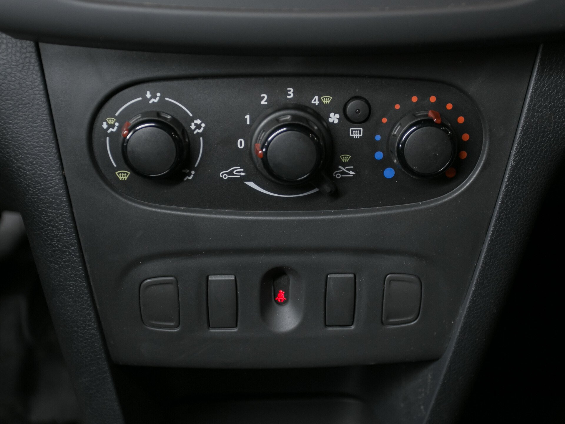 Renault Logan, II Рестайлинг 1.6 MT (82 л.с.)