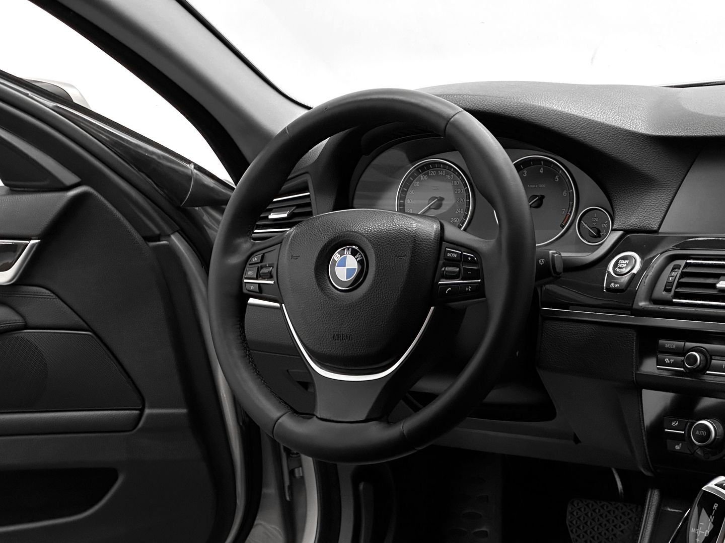 BMW 5 серии, VI (F10/F11/F07) 528i 2.0 AT (245 л.с.)