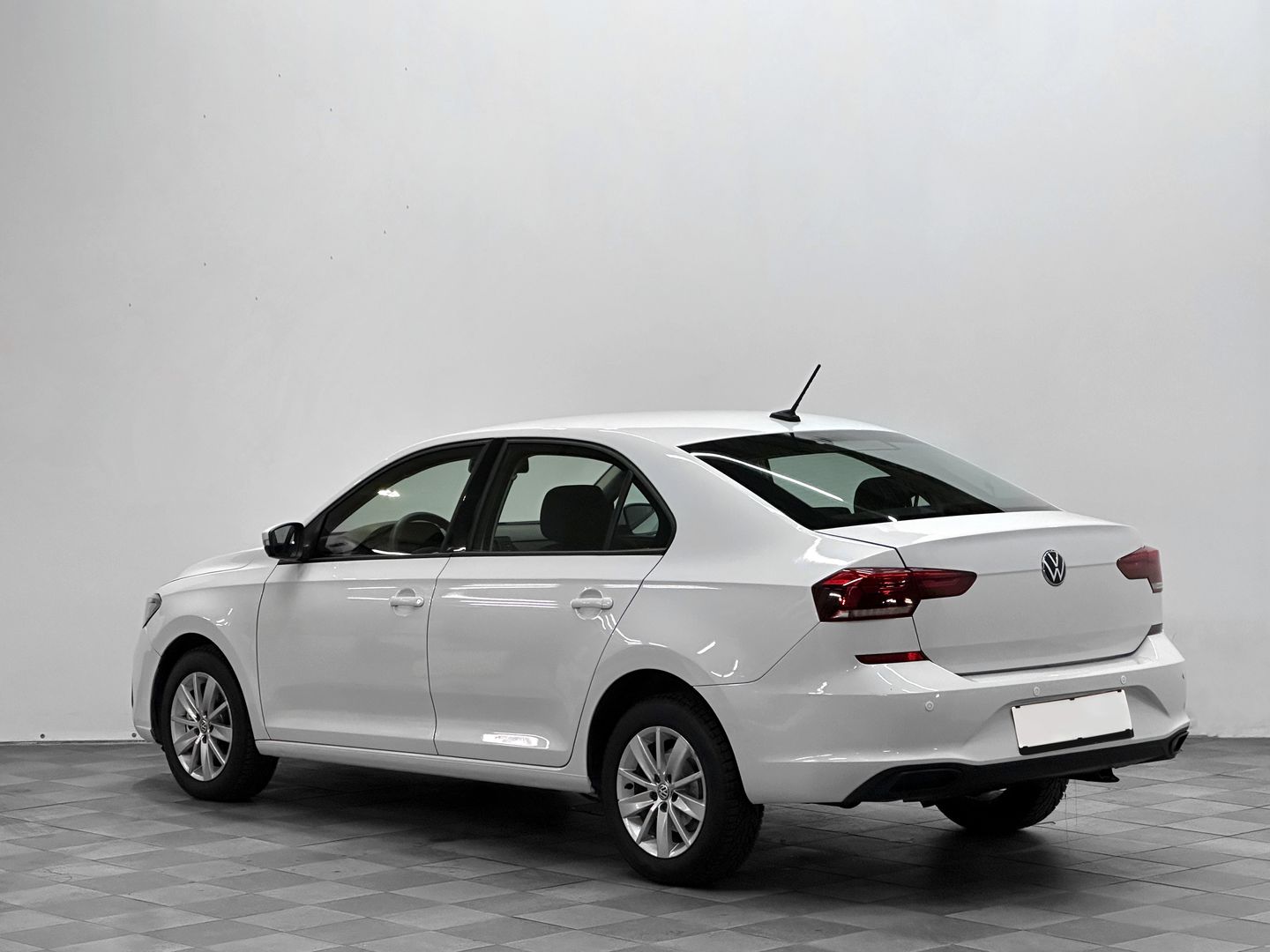 Volkswagen Polo, VI 1.6 AT (110 л.с.)