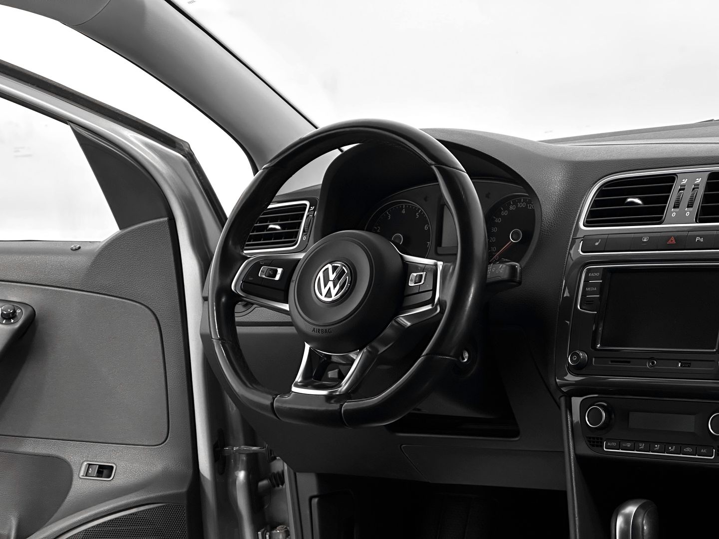 Volkswagen Polo, V Рестайлинг 1.6 AT (110 л.с.)