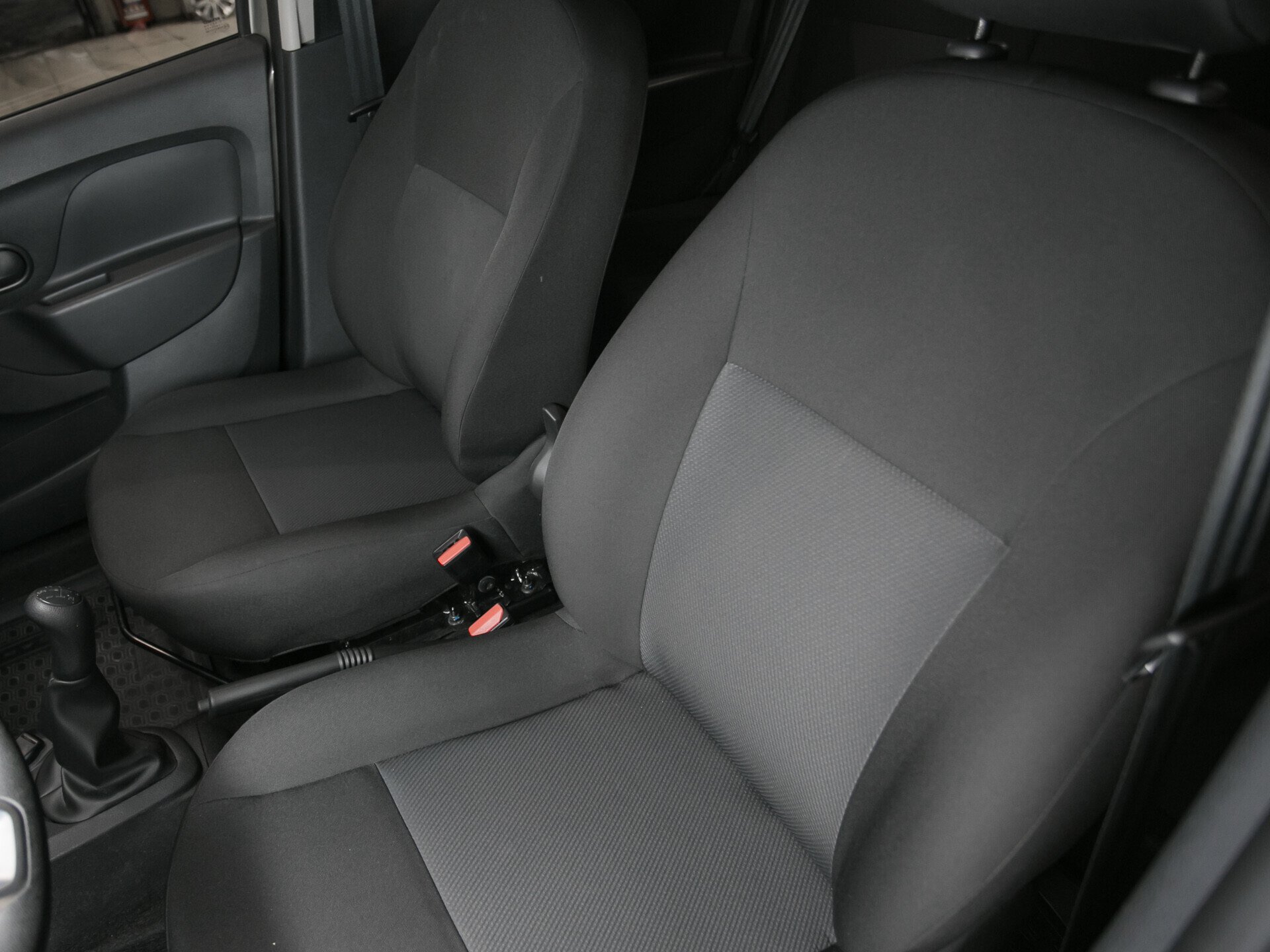 Renault Logan, II Рестайлинг 1.6 MT (82 л.с.)