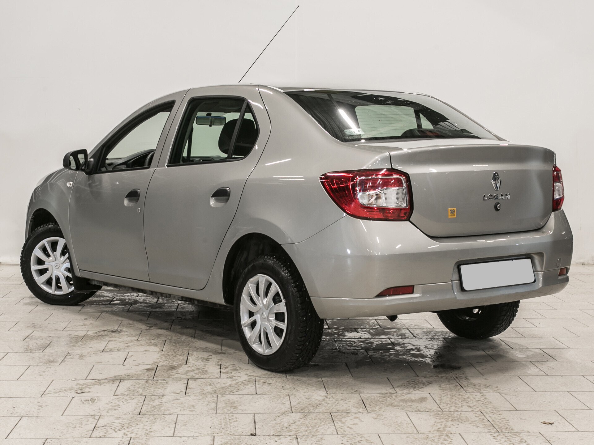 Renault Logan, II Рестайлинг 1.6 MT (82 л.с.)