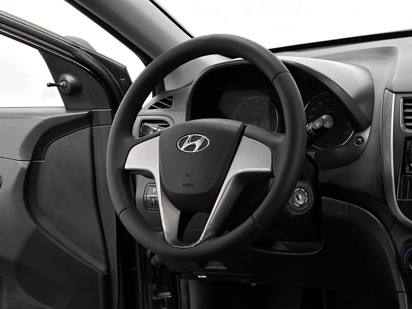 Hyundai Solaris, I Рестайлинг 1.4 MT (107 л.с.)