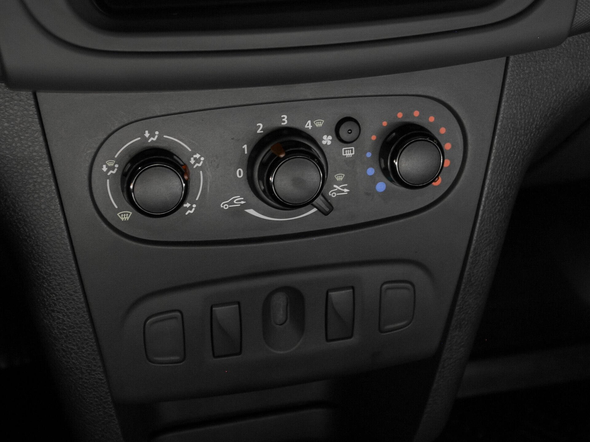 Renault Logan, II Рестайлинг 1.6 MT (82 л.с.)