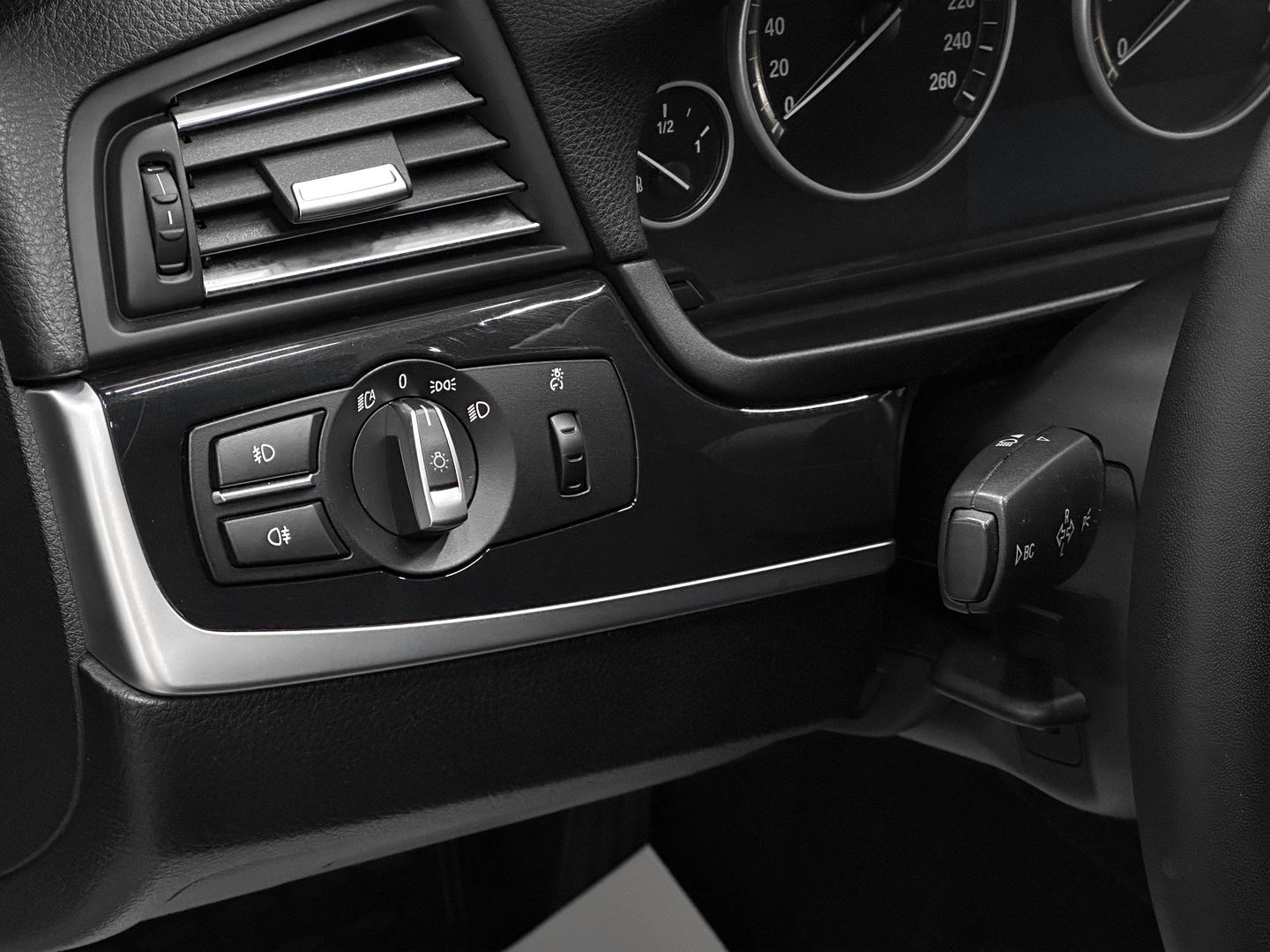 BMW 5 серии, VI (F10/F11/F07) 528i 2.0 AT (245 л.с.)