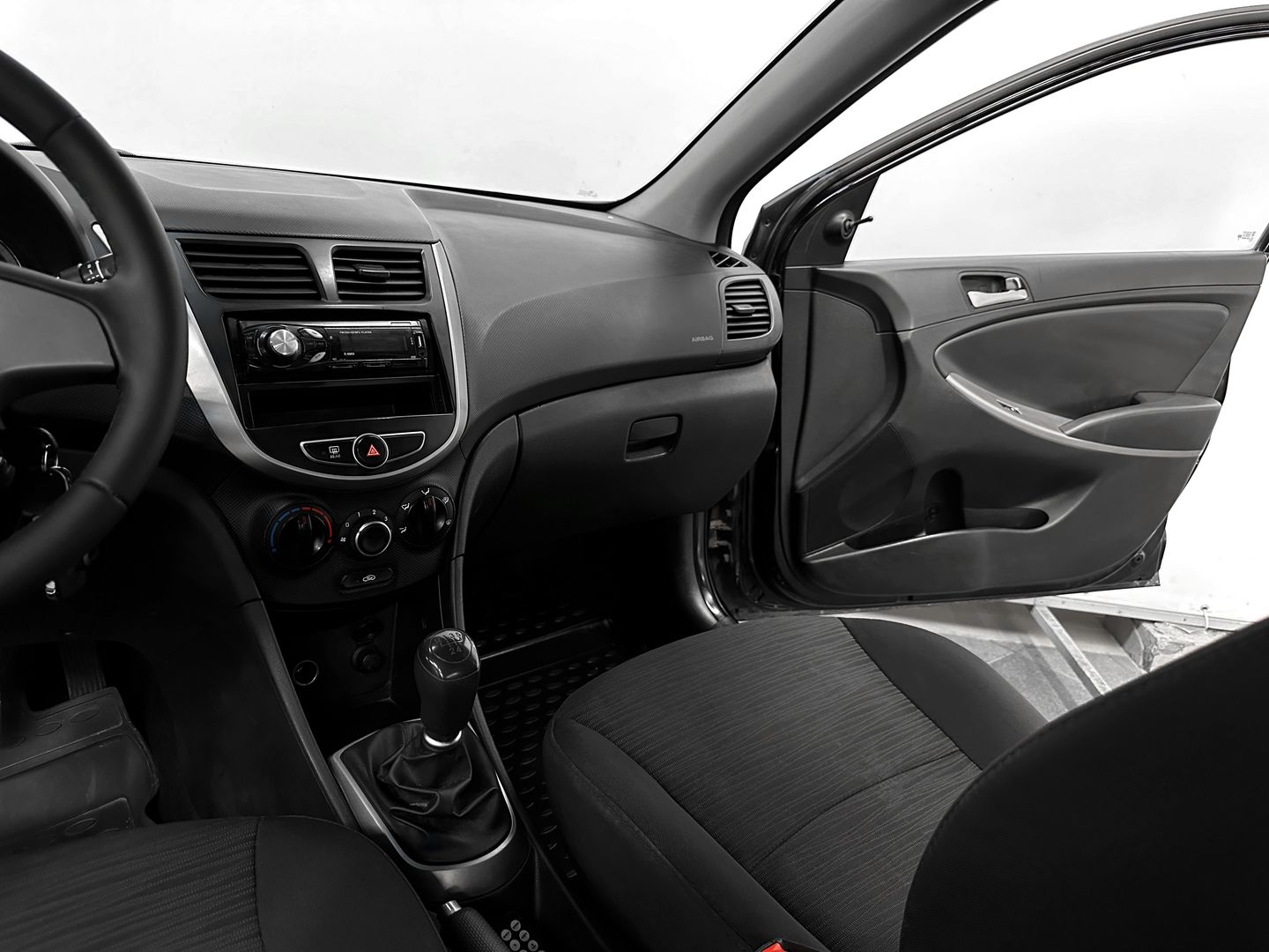 Hyundai Solaris, I Рестайлинг 1.4 MT (107 л.с.)