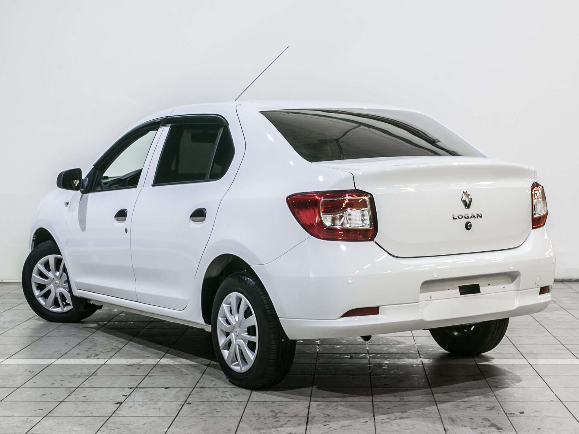 Renault Logan, II Рестайлинг 1.6 MT (82 л.с.)