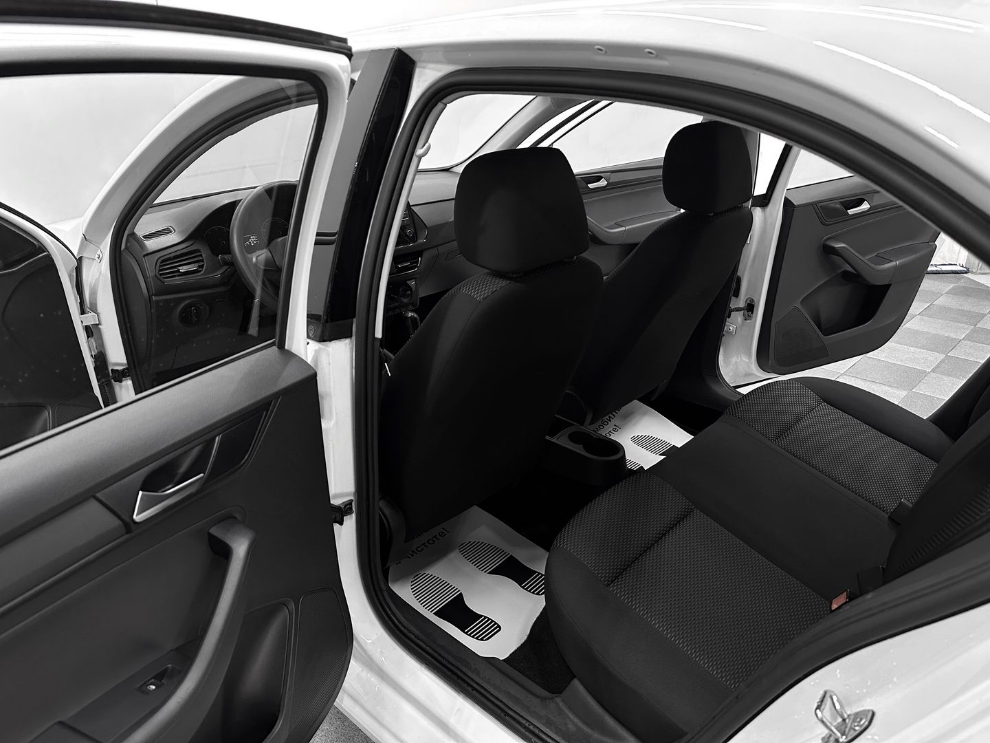 Volkswagen Polo, VI 1.6 AT (110 л.с.)