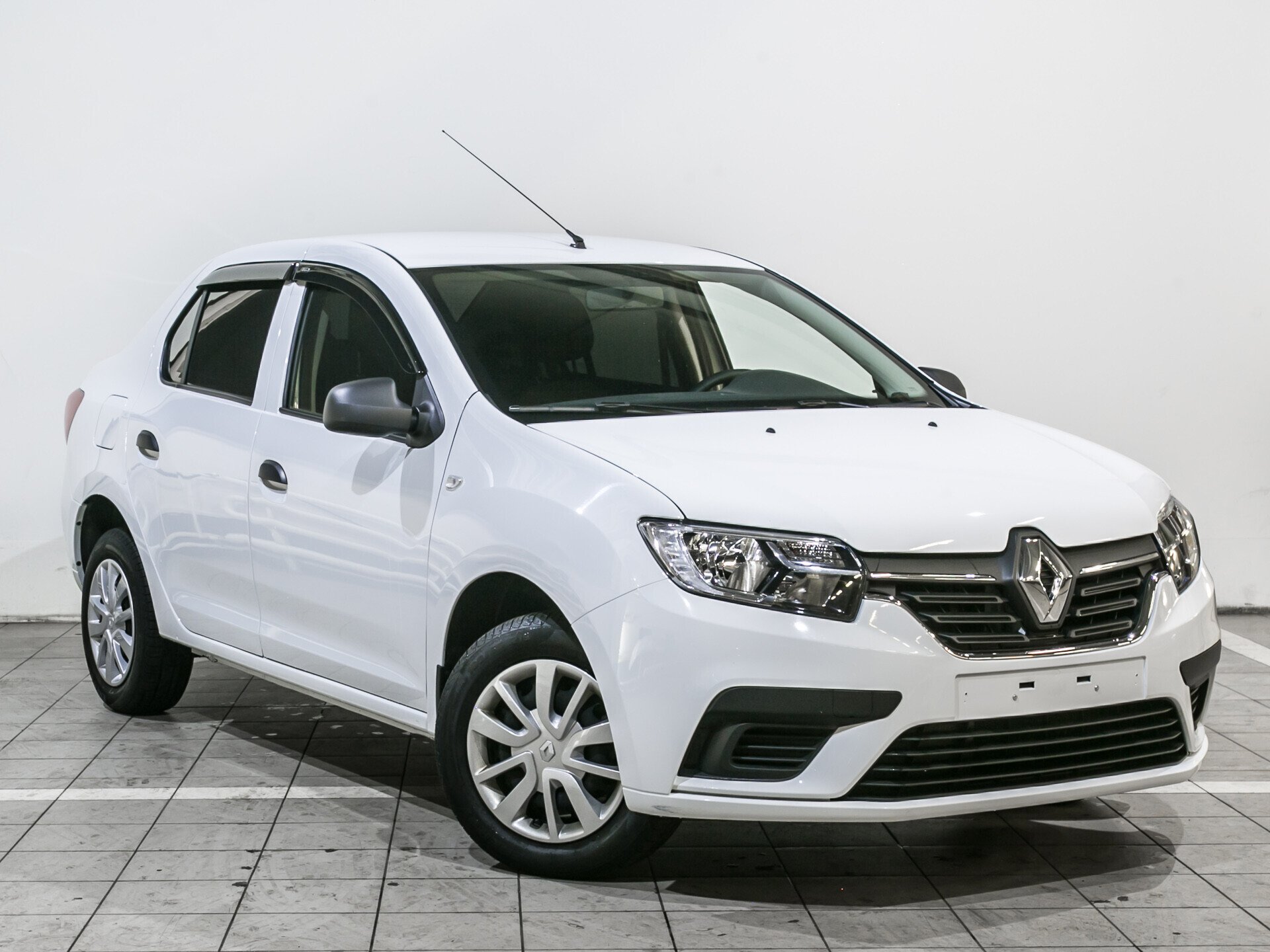 Renault Logan, II Рестайлинг 1.6 MT (82 л.с.)