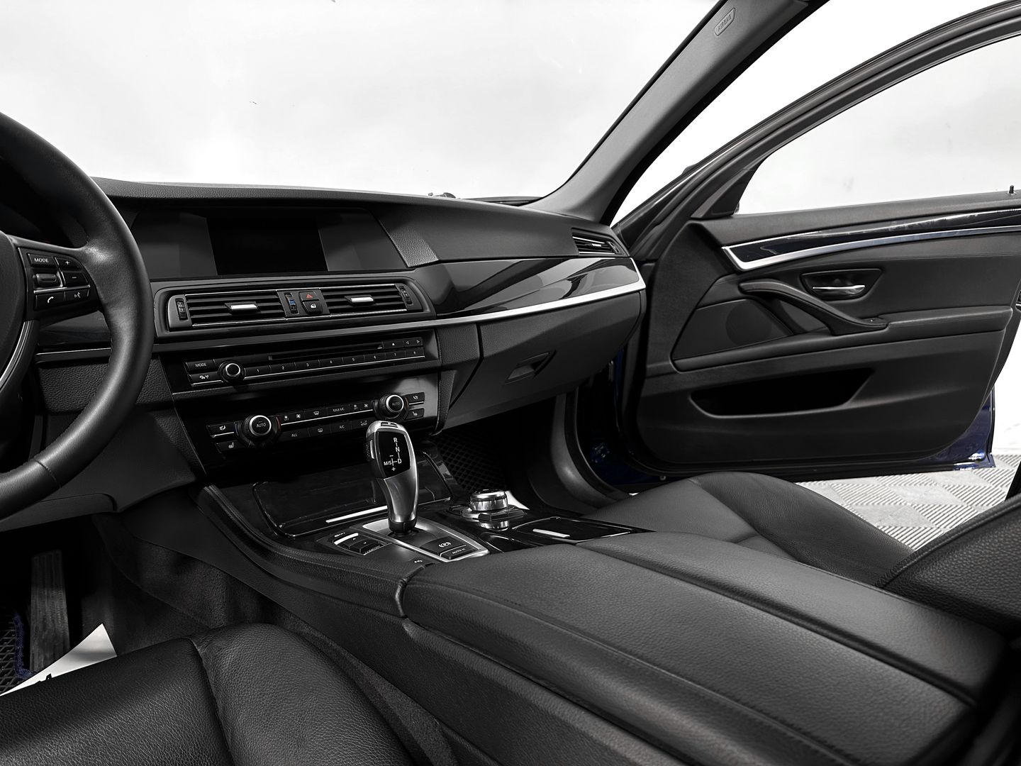 BMW 5 серии, VI (F10/F11/F07) 528i 2.0 AT (245 л.с.)