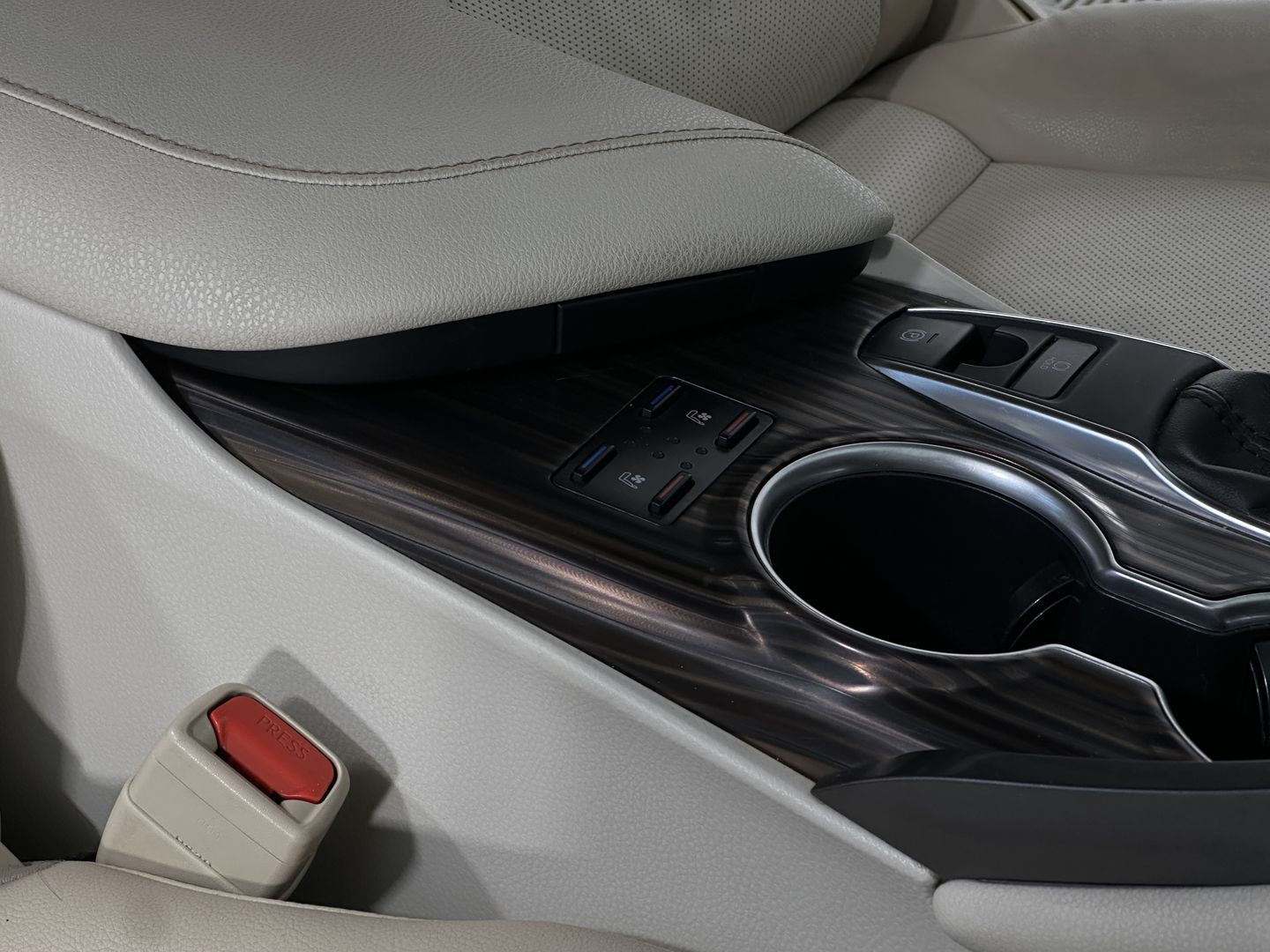 Toyota Camry, VIII (XV70) 2.5 AT (181 л.с.)