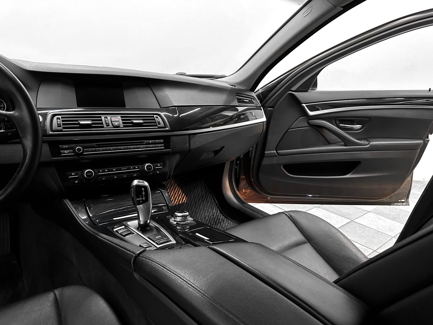 BMW 5 серии, VI (F10/F11/F07) 520i 2.0 AT (184 л.с.)