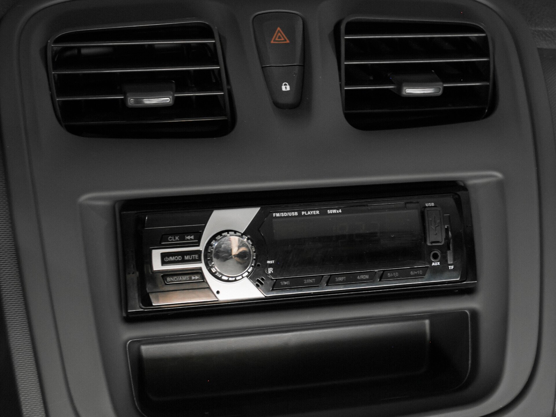 Renault Logan, II Рестайлинг 1.6 MT (82 л.с.)