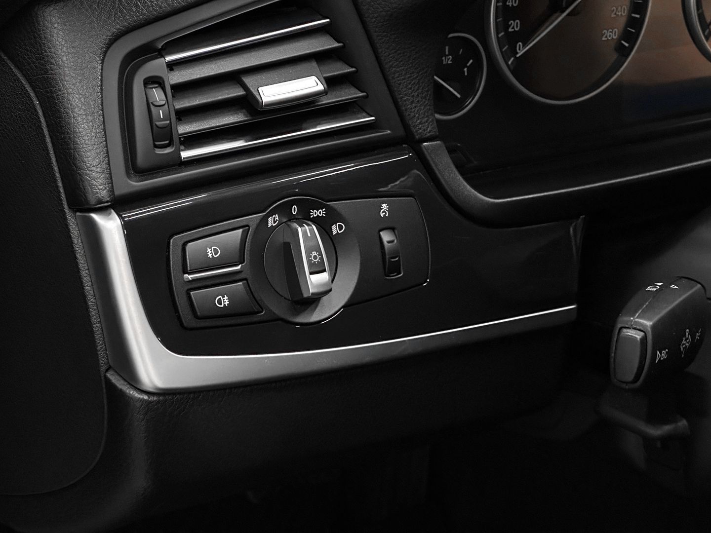 BMW 5 серии, VI (F10/F11/F07) 520i 2.0 AT (184 л.с.)